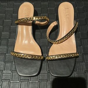 Never worn Nicole Miller sandals Sz 7.5